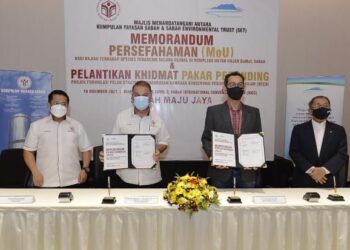 Ghulam Haidar (dua kiri) bertukar dokumen MoU bersama Dr. Rahimatsah (dua kanan) hari ini.