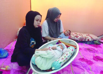 NURUL Nadiah Abdul Fatah (kiri) dan Sharina Sabry bersama bayi mereka di PPS SK Bukit Nanas, Kuala Nerus, Terengganu. – Mingguan/TENGKU DANISH BAHRI TENGKU YUSOFF