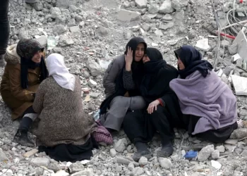 SEKUMPULAN wanita menangis berikutan ramai ahli keluarga mereka belum ditemukan di bawah runtuhan bangunan di Kahramanmaras, Turkiye. -AGENSI