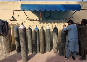 SEBUAH hospital di Peshawar kekurangan bekalan oksigen hingga menyebabkan enam pesakit maut. - AGENSI