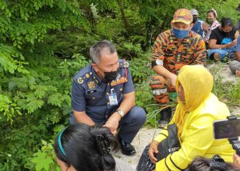 AZMI Osman (kiri) berbual dengan isteri Itam Lasoh, Wak Uda Bah Kim di lokasi runtuhan batu di tapak kuari di Keramat Pulai, Jalan Simpang Pulai-Cameron Highlands di Ipoh hari ini. - UTUSAN/ASLIZA MUSA