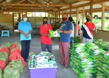 AB. Aziz Yusoff menyampaikan menyampaikan bakul makanan kepada Orang Asli di Pos Gob, Gua Musang, Kelantan. - UTUSAN/AIMUNI TUAN LAH