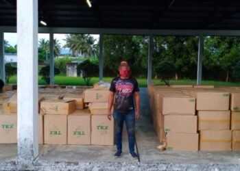 Suspek ditahan bersama rokok seludup di Jalan Kampung Iban Merotai, Tawau semalam.-IHSAN PGA