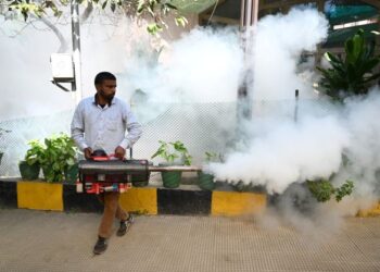 PEKERJA menyembur racun serangga untuk menangani pembiakan nyamuk denggi di sebuah hospital di Amritsar. - AFP 