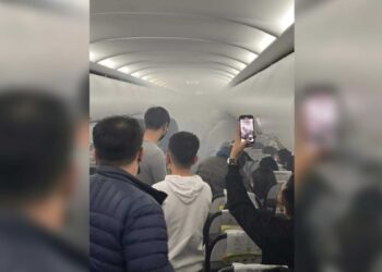 TANGKAP layar daripada video menunjukkan keadaan kabin pesawat selepas power bank terbakar dalam penerbangan Scoot dari Taiwan ke Singapura kelmarin.-AGENSI
