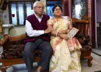 TAPAS Sandilya bersama patung bersaiz sebenar mendiang isterinya, Indrani. - AGENSI  