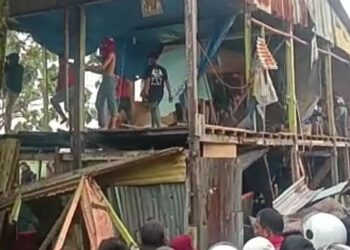 PENDUDUK kampung memusnahkan rumah suspek di Jalan Batua Raya di Makassar.-AGENSI