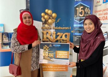 SEORANG pemenang cabutan bulan Disember 2022 Pelaburan-i Rizq Plus Bank Rakyat, Rohana Mohd. Kassim (kiri) dari Selangor, menerima hadiah.