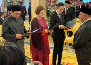JAMES Ratib (kiri), Christina Liew (tengah) dan Phoong Jin Zhe (kanan) mengangkat sumpah sebagai ahli Jemaah Kabinet Negeri yang baharu di Istana Negeri, Kota Kinabalu hari ini.