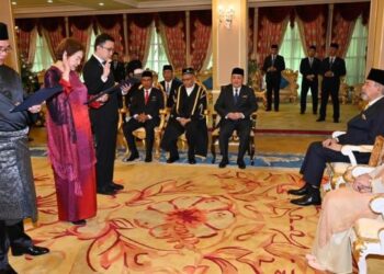 PHOONG Jin Zhe (kanan) bersama Christina Liew (tengah) dan James Ratib semasa mengangkat sumpah dihadapan Yang Dipertua Negeri, Tun Juhar Mahiruddin di Istana Negeri di Kota Kinabalu hari ini.