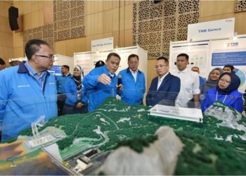 NIK Nazmi Nik Ahmad (empat, kiri) diiringi Baharin Din (tiga, kiri) mendengar penerangan mengenai Projek Hidroelektrik Nenggiri disampaikan oleh Pengarah Urusan TNB Genco, Datuk Nor Azman Mufti (dua, kiri) ketika lawatan kerja ke Ibu Pejabat TNB Bangsar, Kuala Lumpur, kelmarin.