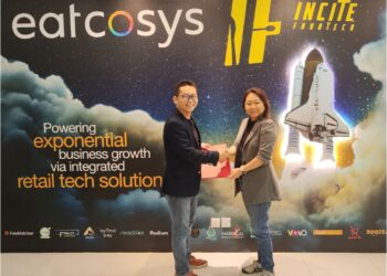 KAREN S Puah (kanan) bertukar dokumen pemerolehan Eatcosys oleh Incite Foodtech dengan Tham Lih Chung.