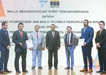 AHMAD Samsuri Mokthar (tengah) bersama Azlan Shah Zainal Arif (dua, kanan) dan Rosdan Ismail (dua, kiri) selepas bertukar dokumen pada Majlis Menandatangani Surat Penganugerahan antara Tesdec Hydropower dan Minetech  bagi Projek Pembangunan Mini Hidro 3.0MW di Kuala Terengganu, semalam.