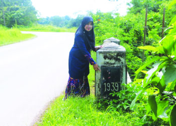 NOR Minah Abd. Rahman menunjukkan jambatan era British yang dibina pada 1939 masih digunakan walaupun negara sudah merdeka lebih 65 tahun. -UTUSAN/SALEHUDIN MAT RASAD