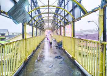 PELAJAR terpaksa berdepan bahaya setiap kali menggunakan jejantas selepas bumbungnya pecah di hadapan Sekolah Maahad Muhammadi Pasir Pekan, Tumpat, Kelantan. – UTUSAN/ROHANA ISMAIL