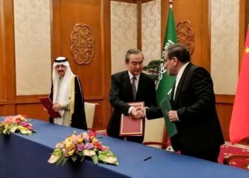 SETIAUSAHA Majlis Keselamatan Negara Tertinggi Iran, Ali Shamkhani (kanan) berjabat tangan dengan Pengarah Pejabat Suruhanjaya Hal Ehwal Luar Pusat China, Wang Yi (tengah) semasa pertemuan dengan Penasihat Keselamatan Negara Arab Saudi, Musaed Mohammed Al-Aiban di Beijing. - AFP