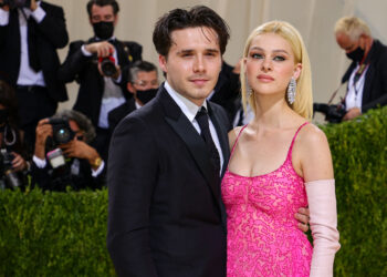 BROOKLYN BECKHAM (kiri) selamat melangsungkan perkahwinan dengan Nicola Peltz di Palm Beach, Florida.-AFP