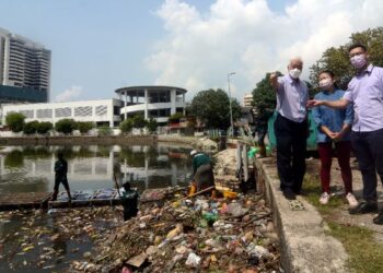ZAIRIL Khir Johari ketika meninjau keadaan di 'log boom' Sungai Pinang yang dipenuhi sampah-sarap di Georgetown, Pulau Pinang hari ini.