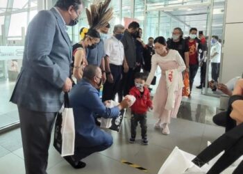 JAFRY Ariffin (dua kiri) menyampaikan cenderamata kepada penumpang yang menaiki penerbangan sulung Firefly dari Pulau Pinang di Lapangan Terbang Antarabangsa Kota Kinabalu hari ini.