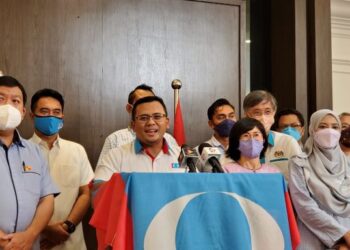 AMIRUDIN Shari dalam sidang akhbar hari ini mengumumkan bertanding jawatan Naib Presiden dalam Pemilihan PKR 2022 di kediaman rasminya di Shah Alam, Selangor.