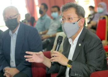 DR SIM Kui Hian bercakap kepada media dalam sidang akhbar selepas merasmikan Matlamat Pembangunan Lestari  (SDG) di Kota Samarahan, hari ini.