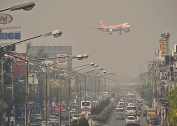 SEBUAH pesawat Air Asia  melakukan pendaratan di Lapangan Terbang Antarabangsa Chiang Mai di tengah-tengah tahap pencemaran udara yang tinggi. – REUTERS