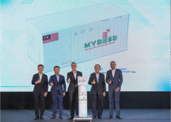 TENGKU Zafrul Tengku Abdul Aziz melancarkan sistem Simpanan Tenaga Bateri di Bangi, semalam. Turut hadir, Pengerusi MIDA, Tan Sri Dr. Sulaiman Mahbob (dua,kanan) dan Pengerusi Citaglobal Genetec, Tan Sri Mohamad Norza Zakaria (dua kiri).