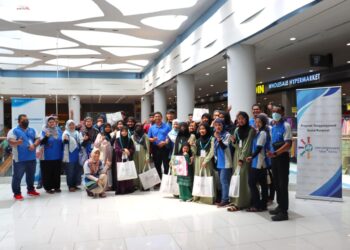 ANAK yatim dari Pertubuhan Kebajikan Anak Yatim, Piatu dan Miskin Rumah Kasih, Ulu Inas, Kuala Pilah dibawa ke sebuah pasar raya di Seremban 2, Seremban oleh pihak SWM Kasih bagi membeli-belah sempena ketibaan Aidilfitri tidak lama lagi.