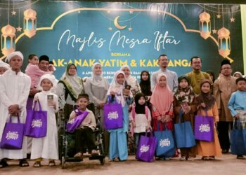 ANAK yatim yang diraikan pada majlis berbuka puasa dan pemberian duit raya anjuran MK Land di BMLR dekat Bagan Serai baru-baru ini. – UTUSAN/WAT KAMAL ABAS