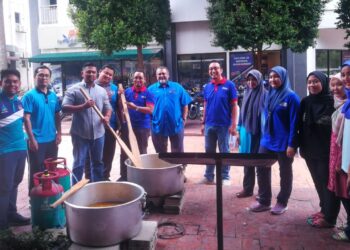ABDUL Malek Packeer (enam dari kiri) bergambar bersama kakitangan dan pelajar sempena program memasak bubur lambuk Ramadan baru-baru ini. 
– Utusan/ABDUL RAZAK IDRIS