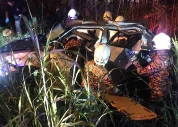 ANGGOTA bomba melakukan operasi menyelamat kenderaan Brunei yang dinaiki empat individu dalam kejadian kemalangan jalan raya kendiri di Permy Jaya, Miri pada tengah malam tadi.