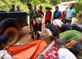 ANGGOTA penyelamat menemui mayat mangsa yang terkorban dalam kejadian tanah runtuh di lombong emas di wilayah Solok Selatan, Sumatera Barat. - AFP