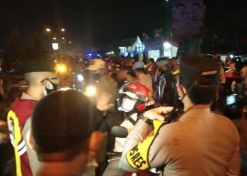 SEORANG wanita yang ditahan dalam sekatan jalan raya rela dipenjarakan dari berpatah balik. -KOMPAS.COM