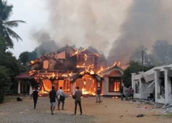 RUMAH salah seorang ahli politik parti pemerintah terbakar akibat diserang perusuh di Sri Lanka. - AGENSI