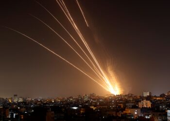 ROKET yang dilancarkan dari Gaza ke wilayah Israel. - AFP