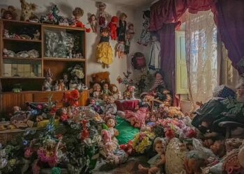 RUMAH itu dalam keadaan terbiar sejak wanita itu meninggal dunia pada tahun 2017. - AGENSI