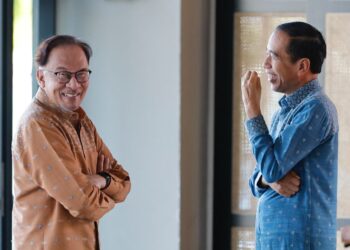 JOKO Widodo berbual dengan Perdana Menteri Malaysia, Datuk Seri Anwar Ibrahim ketika Sidang Kemuncak ASEAN yang berlangsung di Labuan Bajo, Indonesia. - AFP