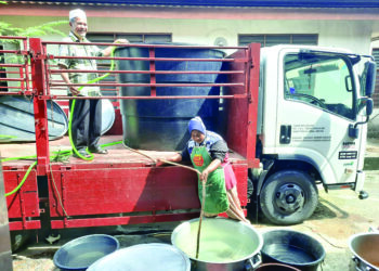 SOBRI Wahab mengangkut air dengan menggunakan lori dari rumahnya untuk meneruskan perniagaan
di Taman Desa Ilmu, Pokok Sena, Alor Setar. – UTUSAN/MOHD. RIFAAT ABD. HAMID