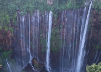 KAWASAN air terjun Tumpak Sewu mempunyai pemandangan yang menarik tetapi sangat berbahaya dan curam.-AGENSI