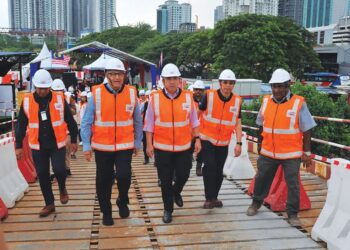 ANTHONY Loke Siew Fook (dua dari kanan) dan S. Iswaran (dua dari kiri) meninjau projek RTS yang masih dalam pembinaan di Stulang Laut, Johor Bahru.