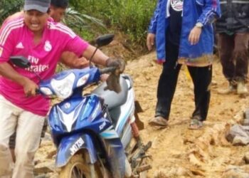 MELALUI jalan berlumpur dan dibantu penduduk untuk ke SK Ladang Mutiara adalah antara pengalaman yang tidak akan dilupakan Sanib (dua dari kiri) ketika bertugas sebagai guru gesar di sekolah itu.