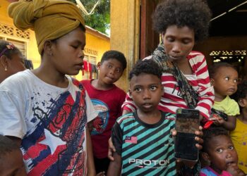 ALANG Kuang menunjukkan contoh gambar harimau yang dipercayai menyerang bapa saudaranya di Hulu Sungai Aring, kelmarin. – UTUSAN/AIMUNI TUAN LAH
