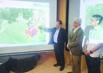 CHOW Kon Yeow menunjukkan pelan tambak laut bagi projek PSI yang kini dikurangkan kepada hanya sebuah pulau berbanding tiga sebelum ini.