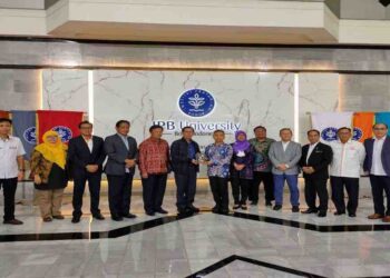 STEPHEN Rundi (tujuh dari kiri) menyampaikan cenderamata kepada Prof Deni, Rektor IPB Universiti, Bogor, Profesor Deni pada lawatan kerja di IPB Universiti Bogor Indonesia