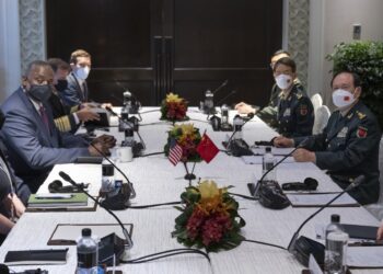 LLOYD J Austin bersama Menteri Pertahanan China,Wei Fenghe di Sidang Kemuncak Keselamatan Dialog Shangri La di Singapura. - TWITTER