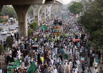 AKTIVIS parti Tehreek-e-Labbaik berarak semasa protes membantah kenyataan menghina Nabi Muhammad di Rawalpindi, Pakistan. - AFP