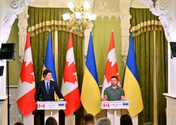 ZELENSKY (kanan) dan Perdana Menteri Kanada, Justin Trudeau mengadakan sidang akhbar di Kyiv. - AFP