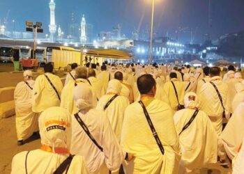 JEMAAH Malaysia bergerak berkumpulan ke Masjidilharam untuk menunaikan umrah buat kali pertama. – IHSAN NADIAH NOORDIN