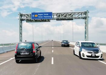 JAMBATAN Bagan Datuk-Kampung Sejagop yang dibuka kepada orang ramai baru-baru ini. –  UTUSAN/AIN SAFRE BIDIN