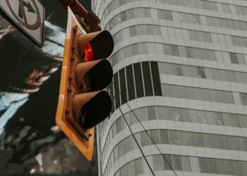 SEORANG wanita mengupah beberapa individu sewa kereta bekas teman lelaki dan langgar lampu isyarat dalam tempoh dua hari di Zhejiang, China. - AGENSI